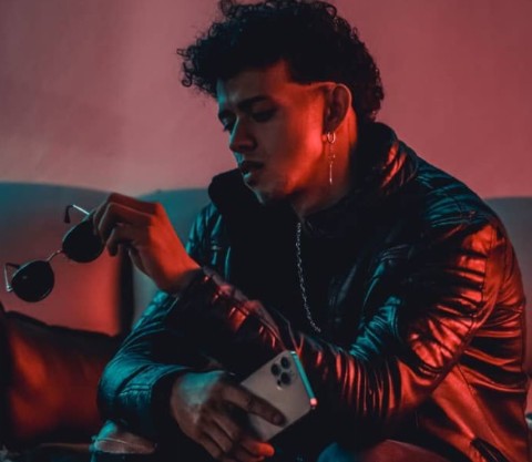 VIDEO | Maner promete pegarla del techo con "Cenizas quedan"