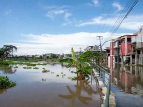Inundaciones descontroladas y un Gobierno desbordado: brotes, muertes y colapso sanitario