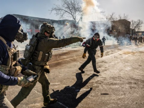 Agentes de Estados Unidos intentaron entrar al consulado y el Gobierno elige mirar para otro lado