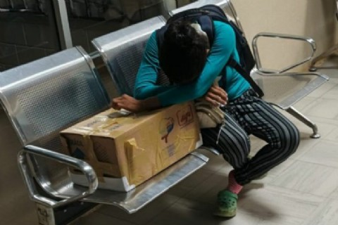 Noboa pasea por Abu Dabi mientras un hospital entrega un bebé en cajas de cartón