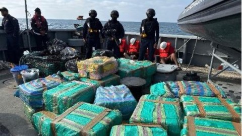 Ecuador y EE. UU. incautan 4,6 toneladas de droga en altamar y detienen a siete ecuatorianos