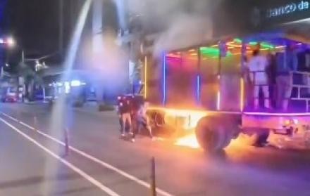 Accidentes, incendios y riñas: las chivas desatan el caos en las Fiestas de Quito 2025