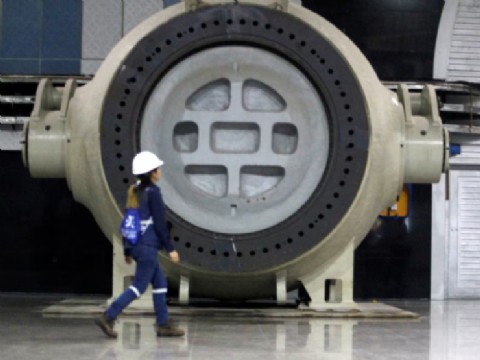 El Gobierno vuelve a entregar su mayor hidroeléctrica a una empresa china pese a fallas y sospechas de corrupción