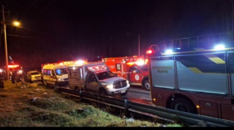 Mueren cinco personas tras precipitarse un autobús