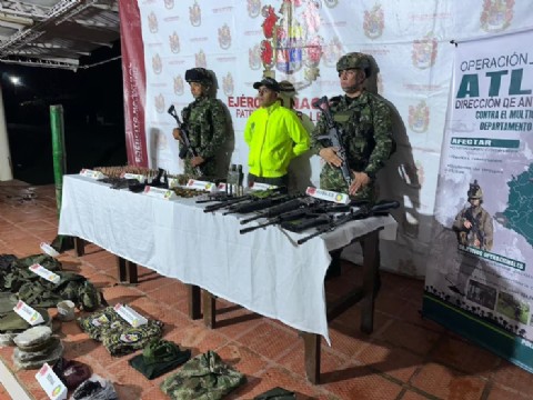Operativo binacional desmantela arsenal de grupo armado en zona limítrofe entre Colombia y Ecuador