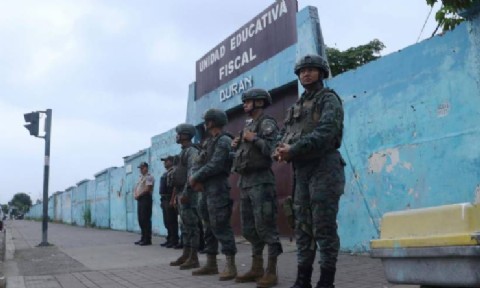 Militares y policías resguardan los exteriores de colegios en Guayaquil y Durán ante incidentes violentos