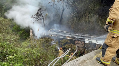 Horror en la ruta: un colectivo cayó a un barranco, se incendió y dejó al menos 11 muertos