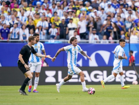 La Selección Argentina le ganó a Ecuador con gol de Di María y un rato de Messi