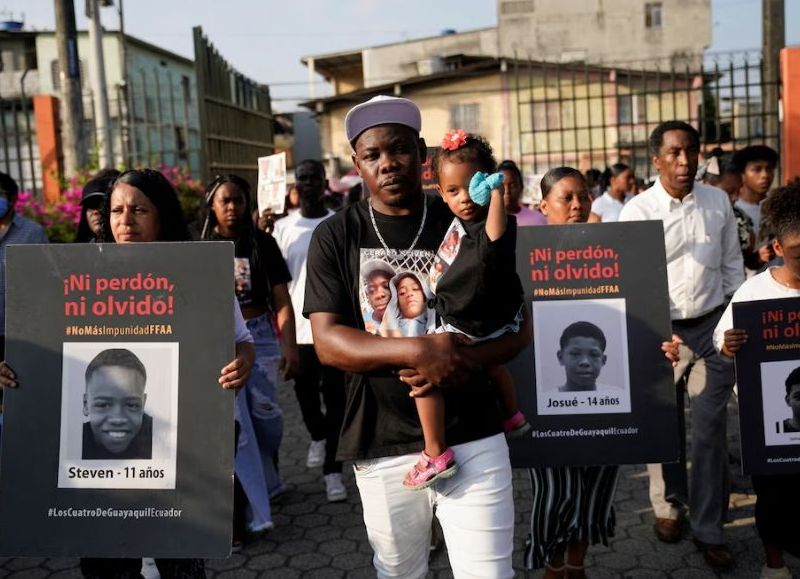 Familias de adolescentes asesinados piden disculpas públicas del ministro de Defensa tras condena a 16 militares