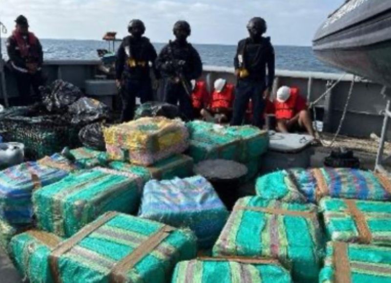 Ecuador y EE. UU. incautan 4,6 toneladas de droga en altamar y detienen a siete ecuatorianos