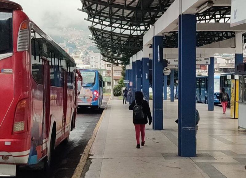 Protesta de transportistas en el interior de la estación Río Coca de la Ecovía