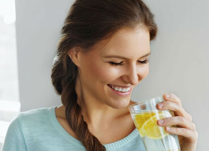 Beber agua con limón: ¿Mito o realidad?