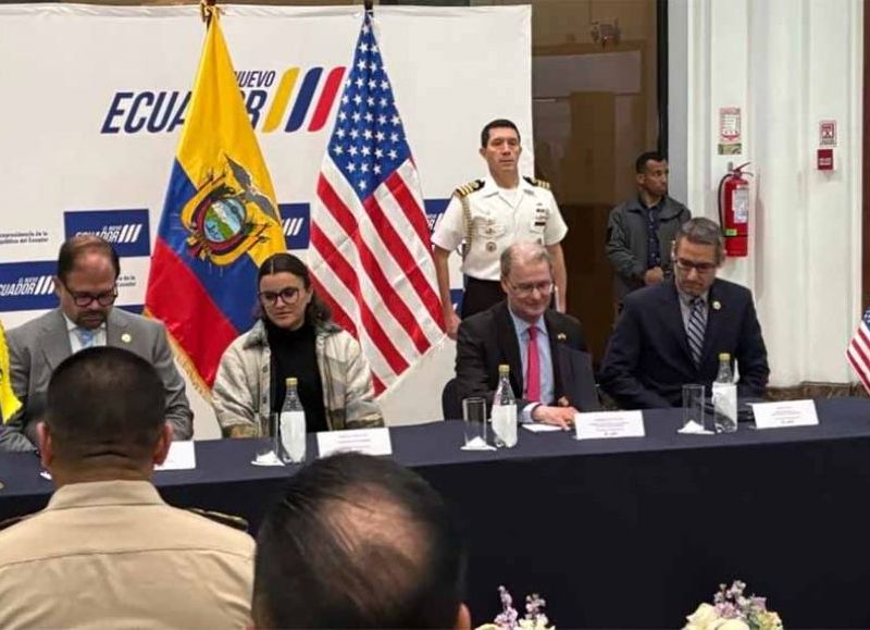 Título: Ecuador permitirá presencia permanente del FBI y refuerza su cooperación con EE.UU.
